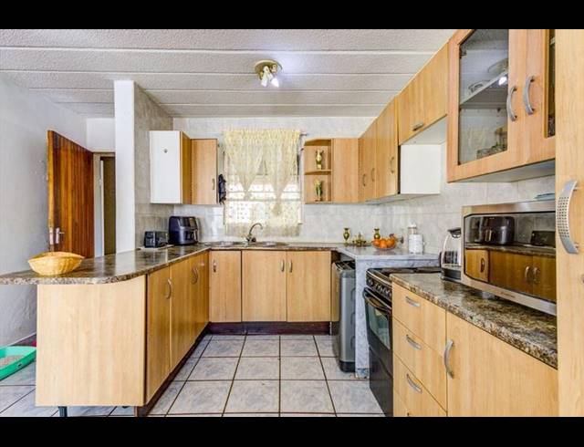 2 BEDROOM TOWNHOUSE FOR SALE IN RAVENSWOOD